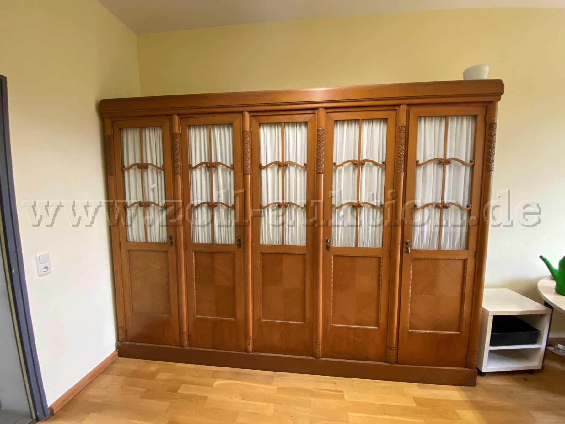 Frontansicht, aufgebauter Schrank.