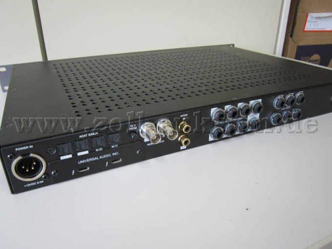 Schräg von hinten mit Anschlüssen