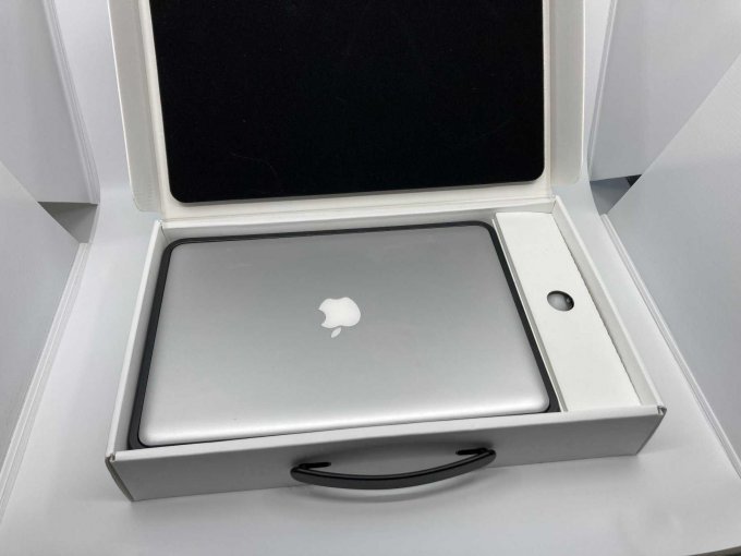 geöffnetter Karton mit MacBookPro