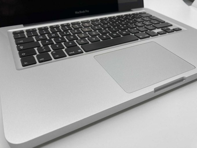Tastatur und Tuchpad ohne sichtbare Gebrauchsspuren