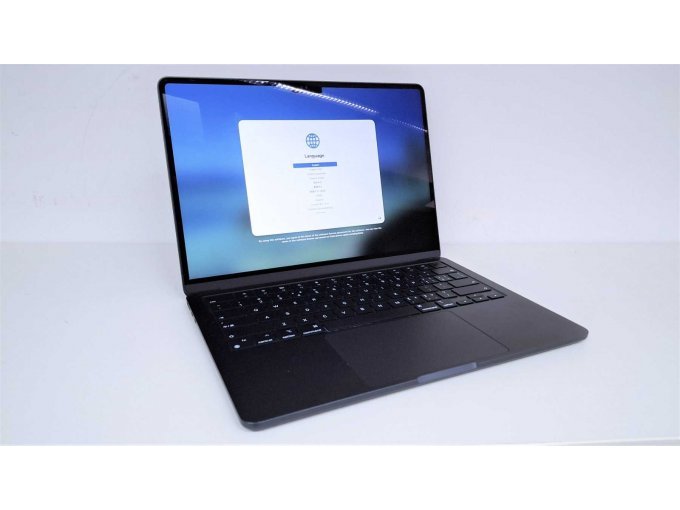 MacBook aufgeklappt und Funktionstest