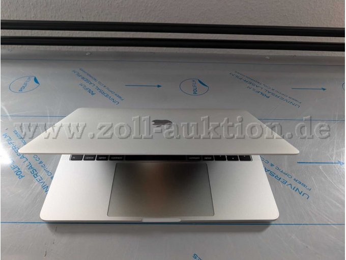 MacBook Halb zugeklappt