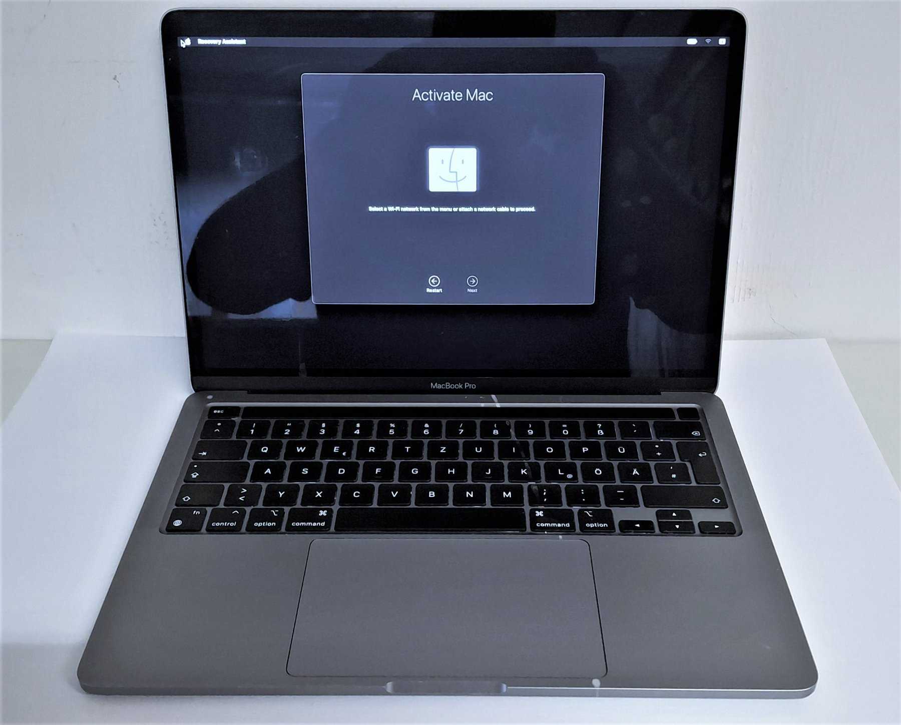 1 Apple, MacBook Pro, A2338, M1, 13,3" (env. 33,78 cm), produit original