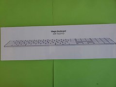 Mgic Keyboard with Touch ID Frontansicht des OVP Produkt