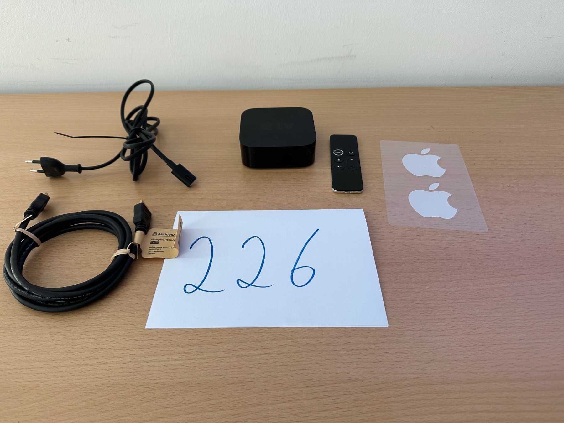 Apple TV 4K (2. Generation) 32GB Modellnummer A1842 
Gesamtansicht mit Zubehör