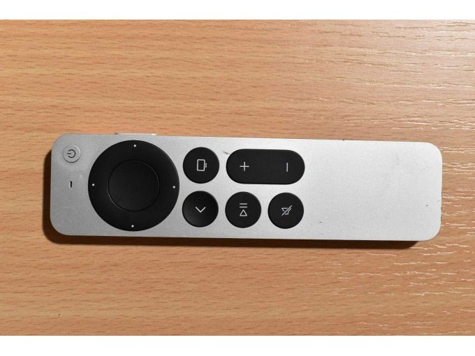 Apple TV 4K (2. Generation) 32GB Modellnummer A2169
Fernbedienung von vorne