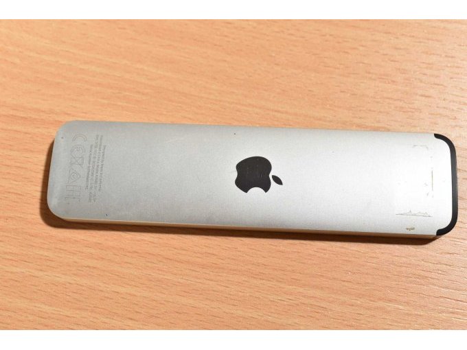 Apple TV 4K (2. Generation) 32GB Modellnummer A2169
Ansicht der Fernbedienung von hinten