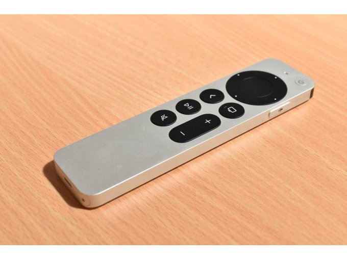 Apple TV 4K (2. Generation) 32GB Modellnummer A2169
Ansicht der Fernbedienung von oben