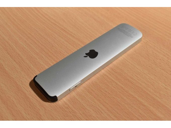 Apple TV 4K (2. Generation) 32GB Modellnummer A2169
Fernbedienung von hinten