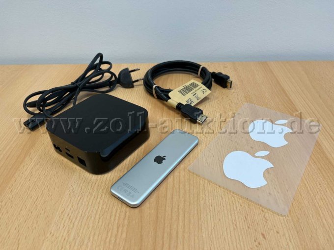 Rückseite Apple TV mit Rückseite Fernbedienung, Kabeln und Aufkleber