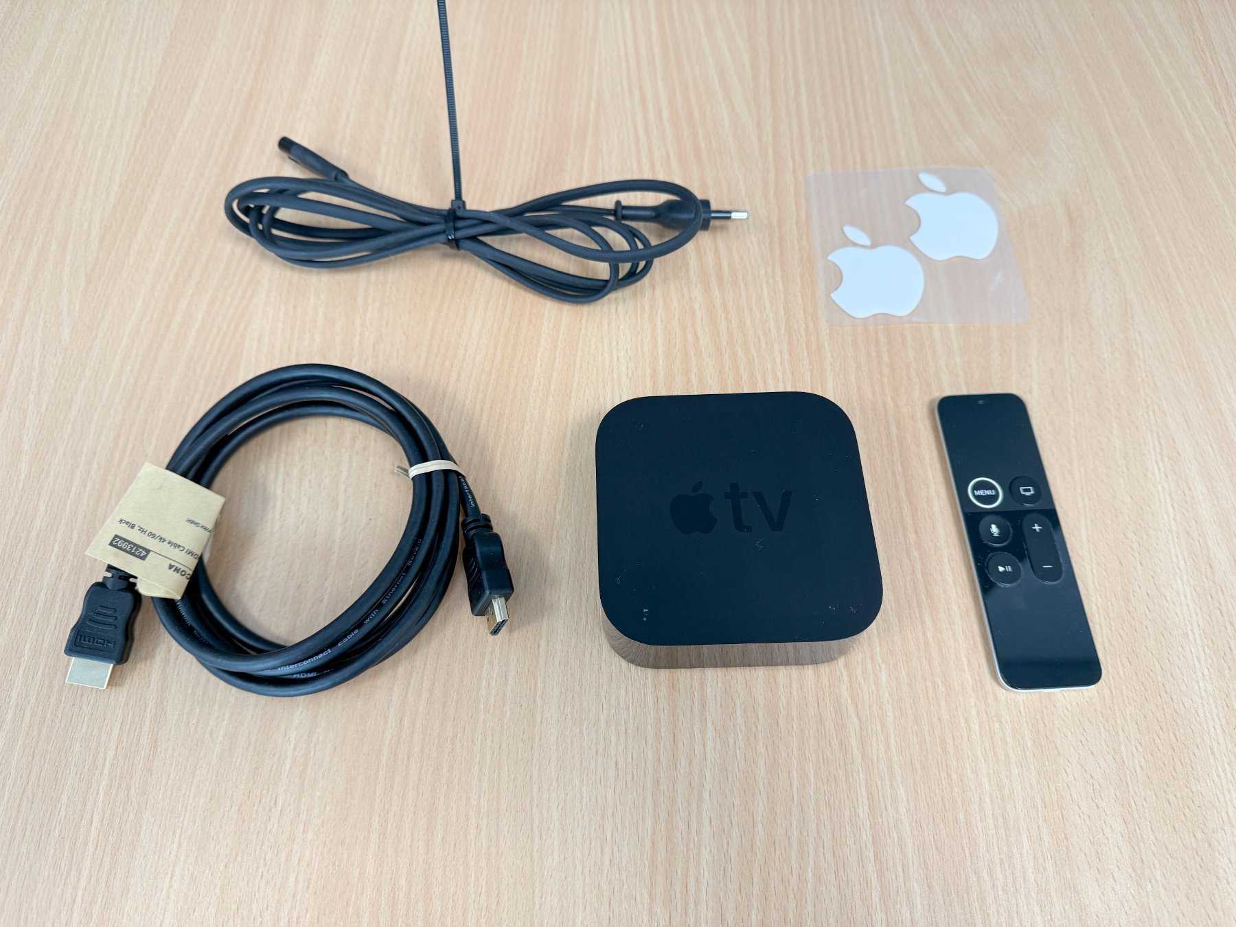 Apple TV HD (4. Generation) 
32GB Modellnummer A1625
Gesamtansicht mit Netzteil, Kabel und Aufkleber
