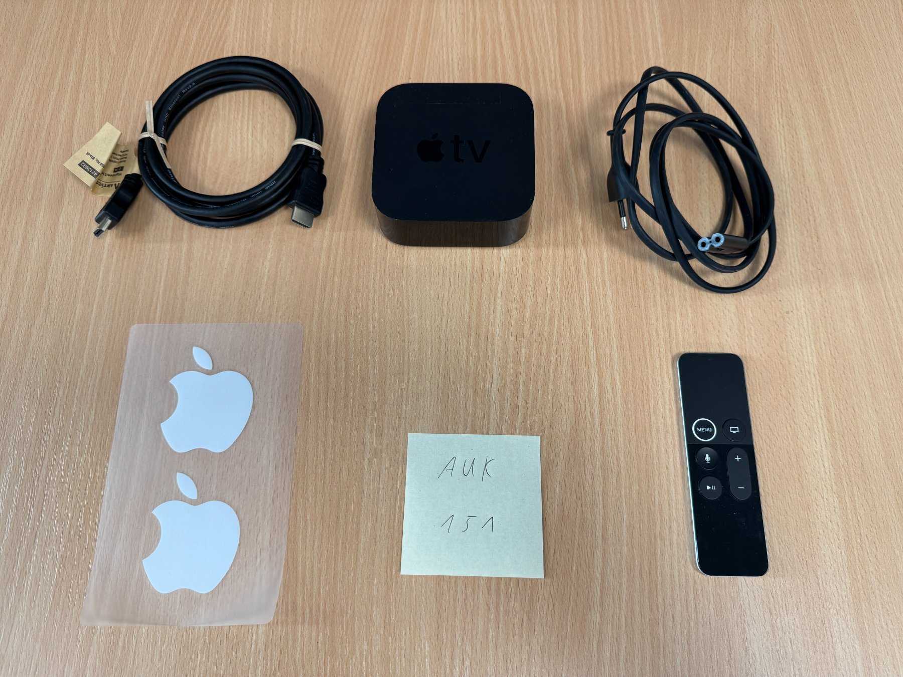 Apple TV HD (4. Generation) 32GB Modellnummer A1625 mit Habeln, Aufkleber und Fernbedienung