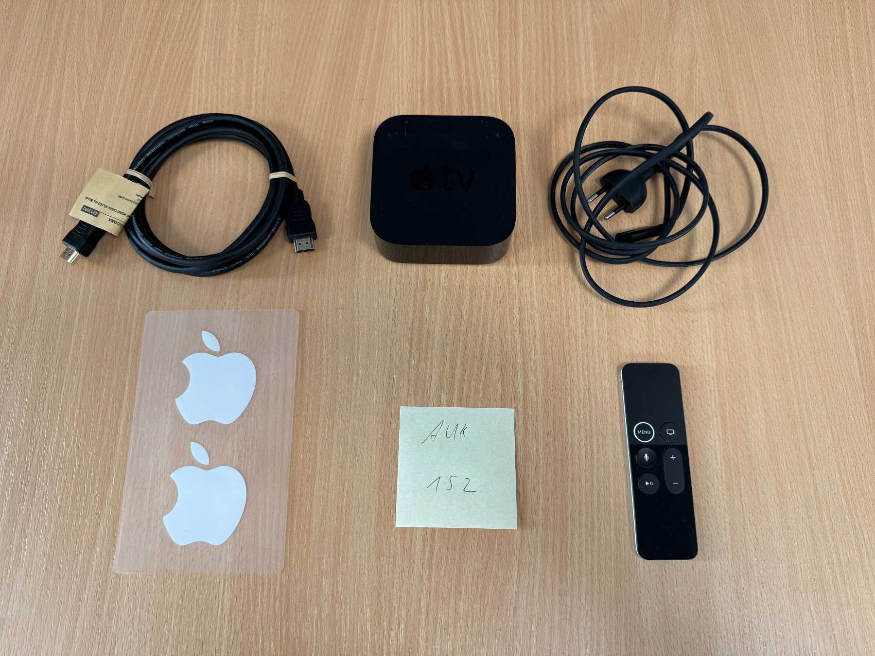 Apple TV HD (4. Generation) 32GB Modellnummer A1625 mit Kabeln, Aufkleber und Fernbedienung
