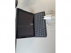 iPad stehend mit Ladegerät