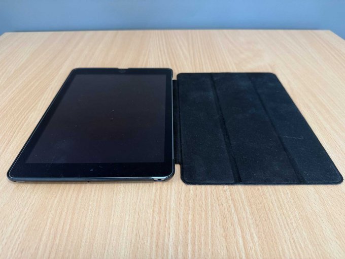 Apple iPad 6. Generation A1893 32 GB
in der Hülle aufgeklappt
