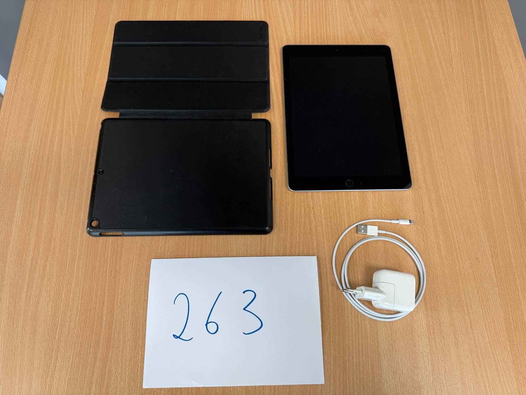 Apple iPad 6. Generation A1893 32 GB mit Netzteil und Hülle