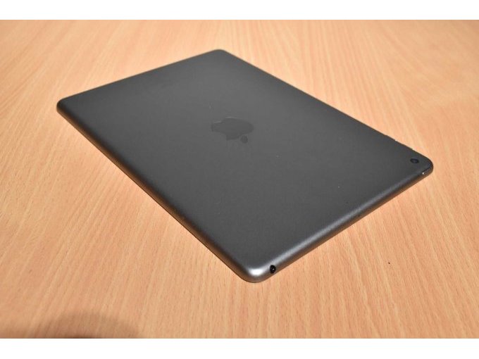 Apple iPad 6. Generation A1893 32 GB 9,7" (24,63cm)
Ansicht von hinten