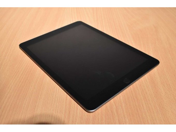 Apple iPad 6. Generation A1893 32 GB 9,7" (24,63cm)
Ansicht von vorne