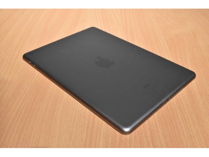 Apple iPad 6. Generation A1893 32 GB 9,7" (24,63cm)
Ansicht von hinten