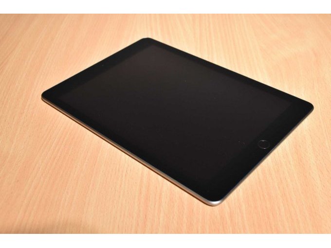 Apple iPad 6. Generation A1893 32 GB 9,7" (24,63cm)
Ansicht von vorne