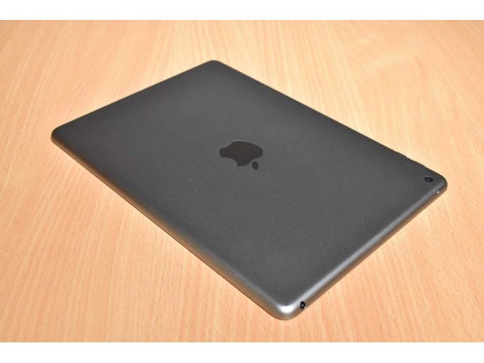 Apple iPad 6. Generation A1893 32 GB 9,7" (24,63cm)
Ansicht von hinten