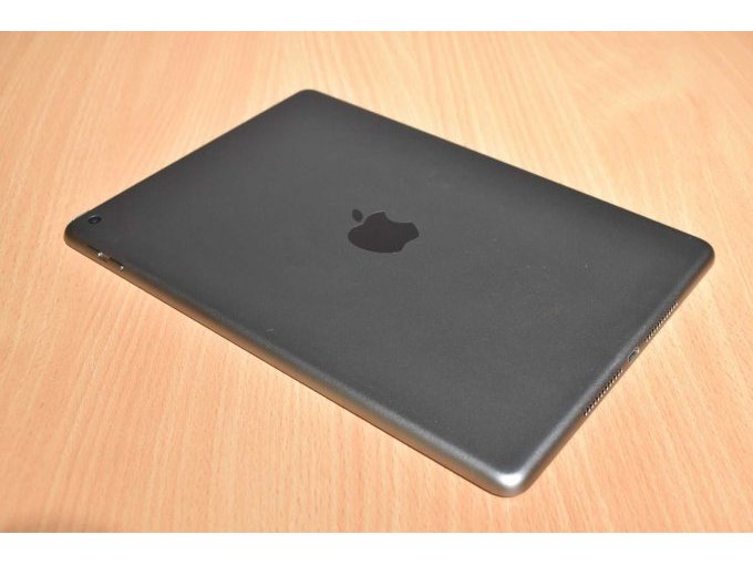 Apple iPad 6. Generation A1893 32 GB 9,7" (24,63cm)
Ansicht von hinten