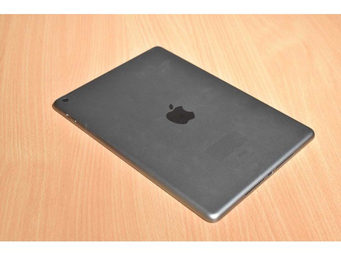 Apple iPad 6. Generation A1893 32 GB 9,7" (24,63cm)
Ansicht von hinten