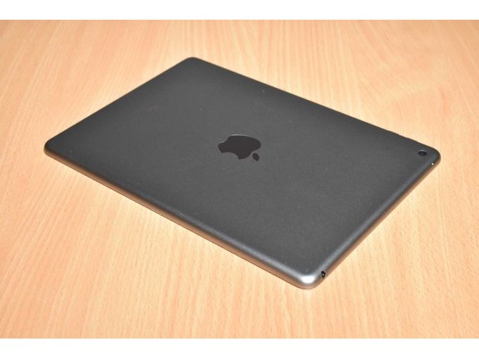 Apple iPad 6. Generation A1893 32 GB 9,7" (24,63cm)
Ansicht von hinten