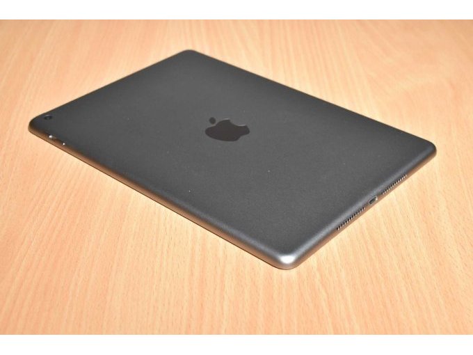 Apple iPad 6. Generation A1893 32 GB 9,7" (24,63cm)
Ansicht von hinten