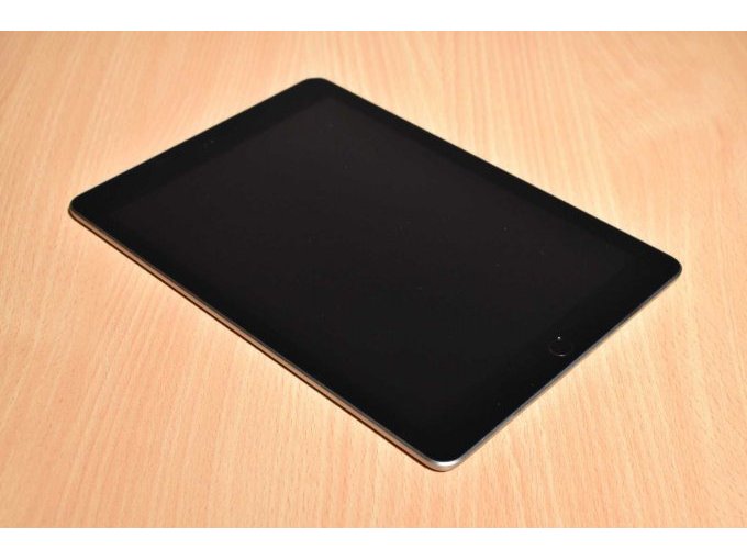 Apple iPad 6. Generation A1893 32 GB 9,7" (24,63cm)
Ansicht von vorne