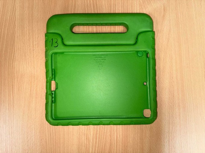 Hülle Vorderseite. KidsCover hat Verfärbungen und Abnutzungen und ist mit Permanent-Marker beschriftet.