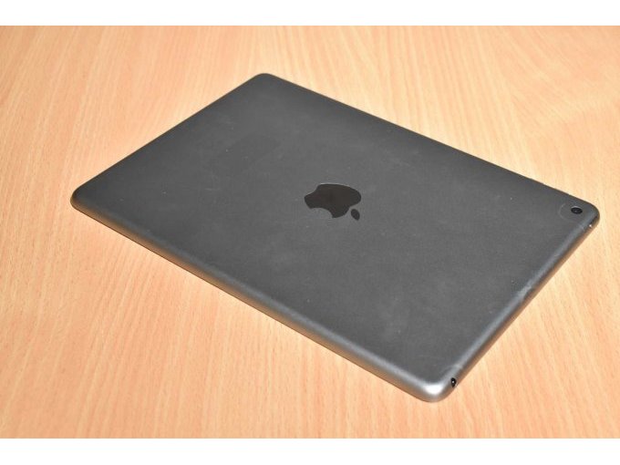 Apple iPad 6. Generation A1893 32 GB 9,7" (24,63cm)
Ansicht von hinten