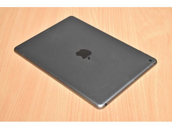 ple iPad 6. Generation A1893 32 GB 9,7" (24,63cm)
Rückseite