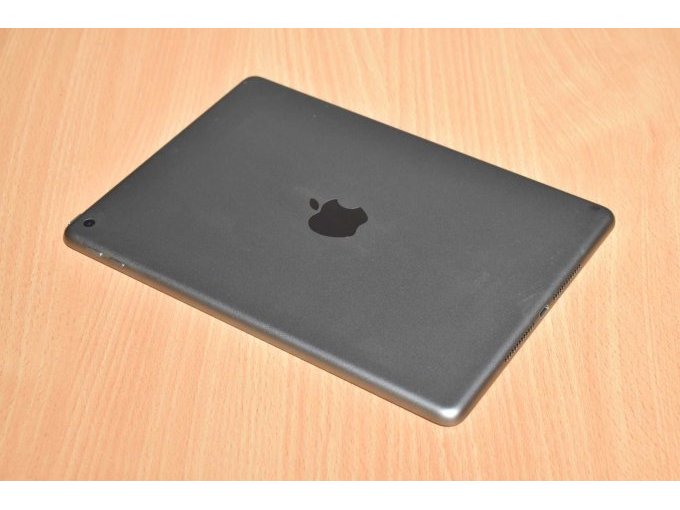 ple iPad 6. Generation A1893 32 GB 9,7" (24,63cm)
Rückseite