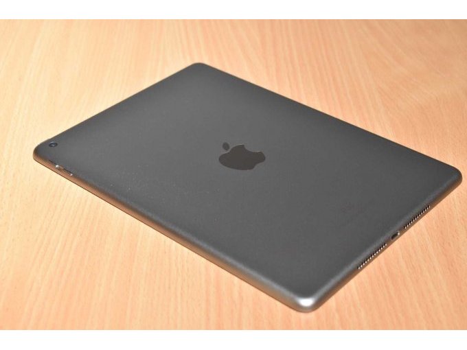 Apple iPad 6. Generation A1893 32 GB 9,7" (24,63c¬m)
Ansicht von hinten