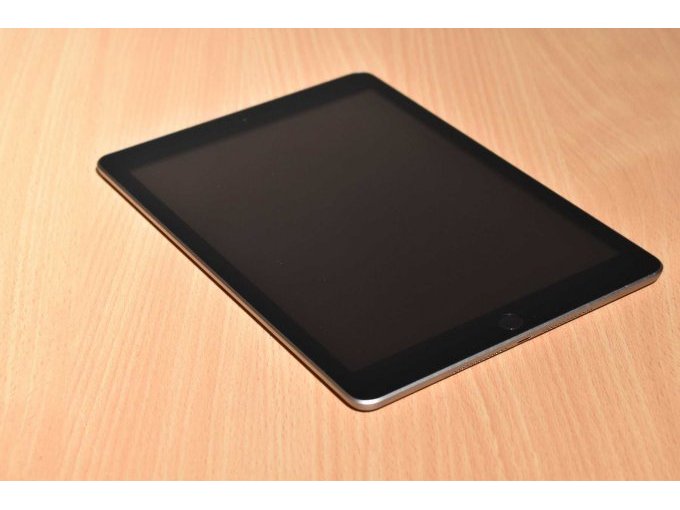 Apple iPad 6. Generation A1893 32 GB 9,7" (24,63c¬m)
Ansicht von vorne