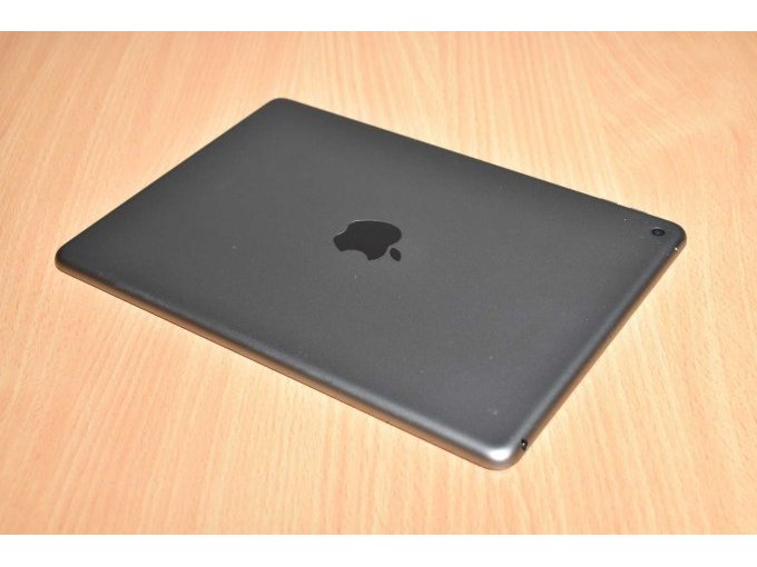 Apple iPad 6. Generation A1893 32 GB 9,7" (24,63cm)
Ansicht von hinten