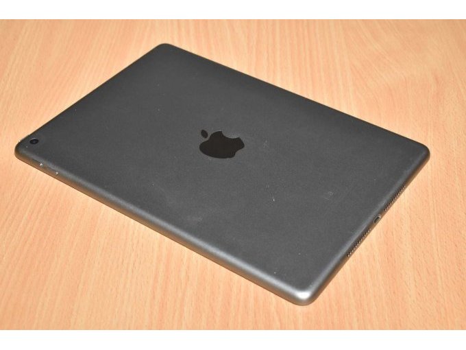 Apple iPad 6. Generation A1893 32 GB 9,7" (24,63cm)
Ansicht von hinten