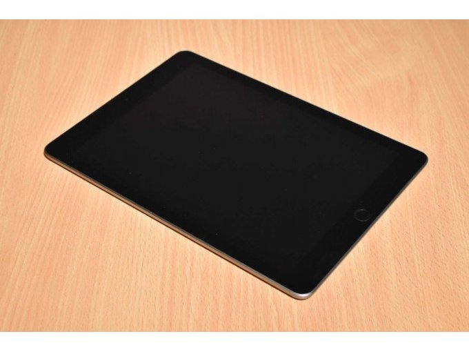 Apple iPad 6. Generation A1893 32 GB 9,7" (24,63cm)
Ansicht von vorne