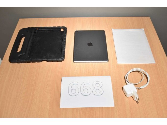 Apple iPad 6. Generation A1893 32 GB 9,7" (24,63cm)
Gesamtansicht von hintenb