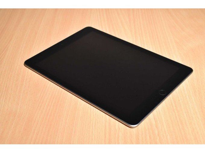 Apple iPad 6. Generation A1893 32 GB 9,7" (24,63cm)
Ansicht von vorne