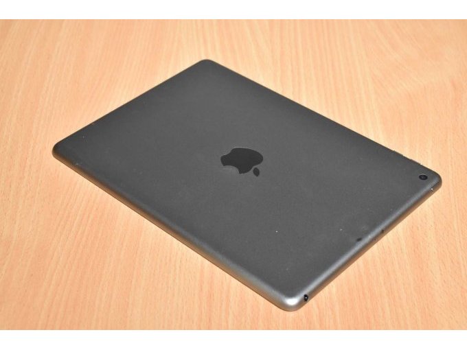 Apple iPad 6. Generation A1893 32 GB 9,7" (24,63cm)
Ansicht von hinten