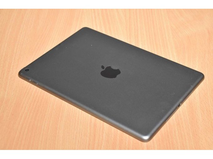 Apple iPad 6. Generation A1893 32 GB 9,7" (24,63cm)
Ansicht von hinten