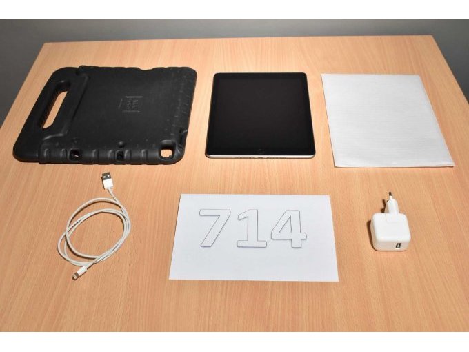 Apple iPad 6. Generation A1893 32 GB 9,7" (24,63cm)
Gesamtansicht von vorne