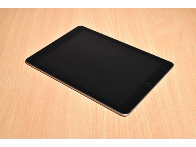 Apple iPad 6. Generation A1893 32 GB 9,7" (24,63cm)
Ansicht von vorne