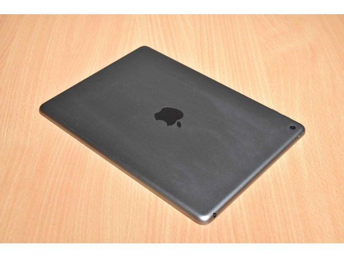 Apple iPad 6. Generation A1893 32 GB 9,7" (24,63cm)
Ansicht von hinten