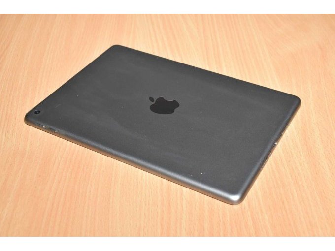 Apple iPad 6. Generation A1893 32 GB 9,7" (24,63cm)
Ansicht von hinten