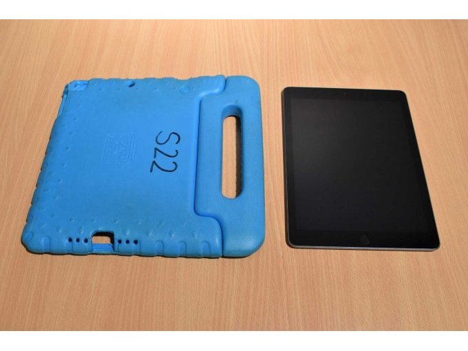 Apple iPad 6. Generation mit Hülle