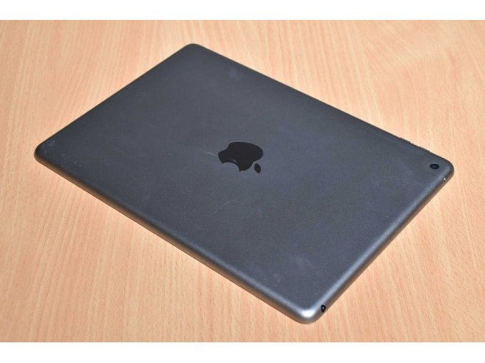 Apple iPad 6. Generation A1893 32 GB 9,7" (24,63cm)
Ansicht von hinten
