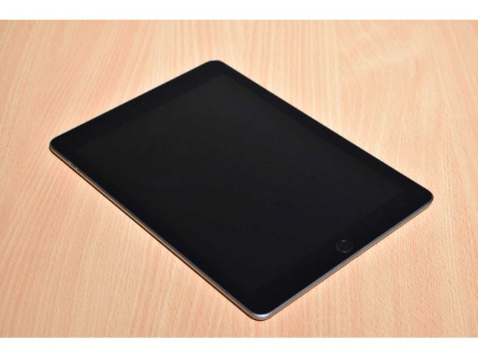 Apple iPad 6. Generation A1893 32 GB 9,7" (24,63cm)
Ansicht von vorne
